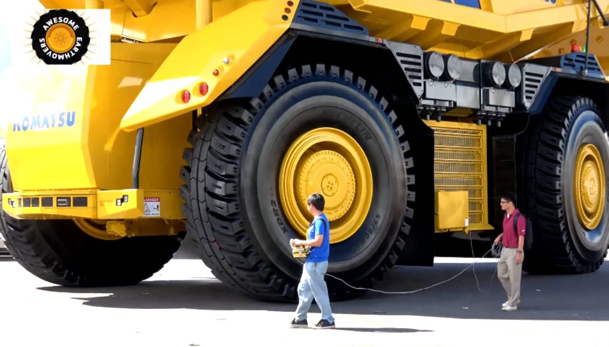 Truck of the future (without cab and without driver)? Komatsu 2737cv