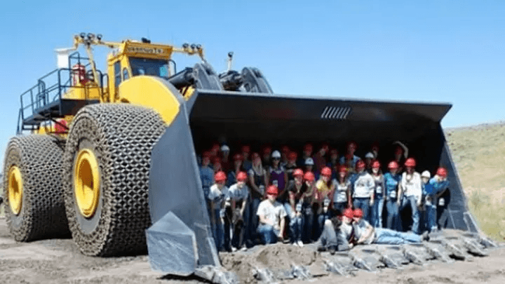 2300 horsepower warth mover — Biggest wheel loader in the world – Canvids