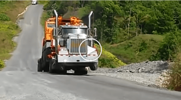 600hp Kenworth truck transporting a 50 tones Crane uphill - Canvids